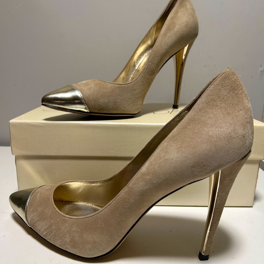 JOAN + DAVID gold toe stiletto pump